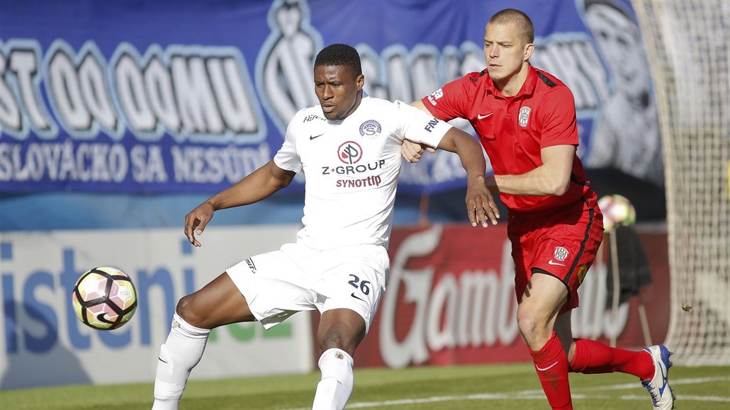 Úto�ník Slovácka Francis Kone (v bílém) v utkání proti Brnu