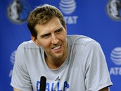 Dirk Nowitzki z Dallasu se zpovd bhem tiskov konference.