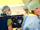 Kardiologové z Fakultní nemocnice Brno provedli nový typ zákroku. Dění na...