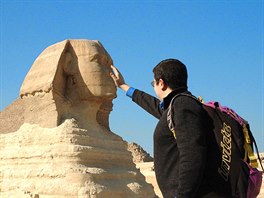Na ulomený nos egyptské sfingy si musí šáhnout každý pořádný turista.