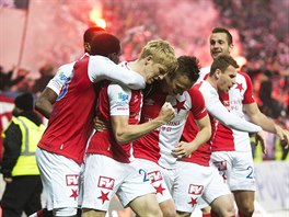 JEDIN GL VE LGRU. Fotbalist Slavie se raduj z trefy Michala Frydrycha,...