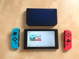 Nahoře New 3DS XL, dole Switch s odepnutými Joy-Cony