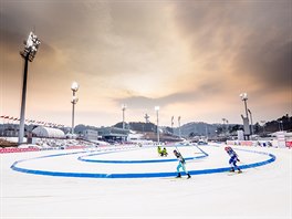 Momentka biatlonovho arelu pi zvodu tafet v Pchjongchangu.