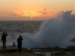 Lid si na druhm nejvtm maltskm ostrov Gozo fot zpad slunce. Azurov...