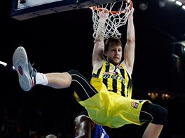 Jan Veselý v dresu Fenerbahce Istanbul smeuje v derby s Anadolu Efes Istanbul.