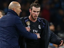 Trenr Realu Madrid Zinedine Zidane dkuje stdajcmu Garethu Baleovi za...