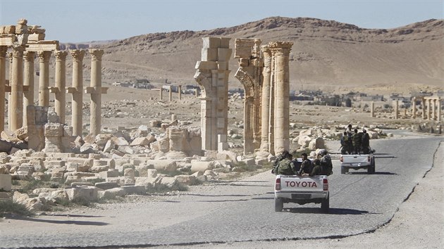 Syrská armáda vjíždí do historického města Palmýra. (1. 4. 2016)