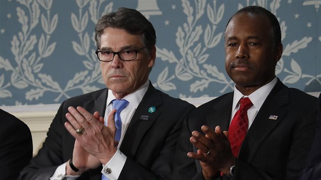 Ministi Rick Perry (vlevo) a Ben Carson. (2.3. 2017)