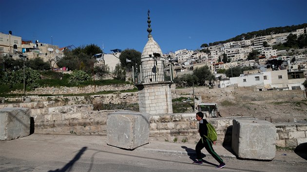 Reproduktory svolvajc k modlitb ve tvrti Silwan v Jeruzalm. (16.11.2016)