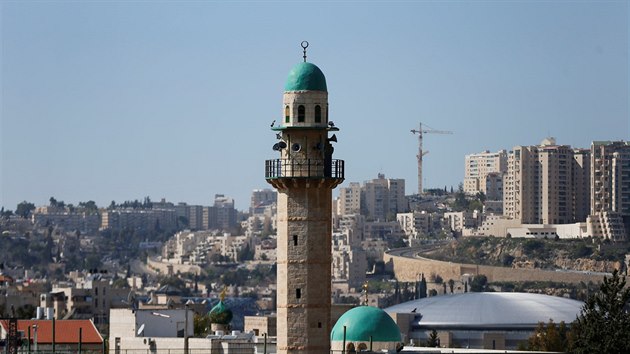 Minaret a meita v palestinsk tvrti Beit Safafa v Jeruzalm. (8.3.2017)