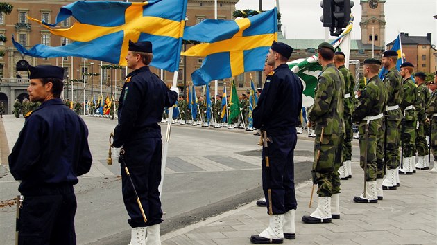 vdt vojci na pehldce ped krlovskm palcem ve Stockholmu (18. ervna 2010)