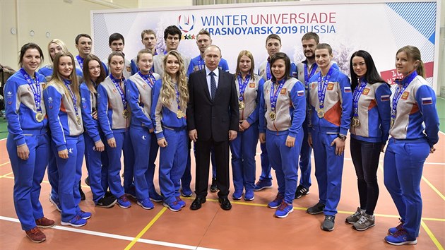 Rusk prezident Vladimir Putin se v Krasnojarsku setkal s ruskmi vtzi posledn univerzidy. (1. bezna 2017)