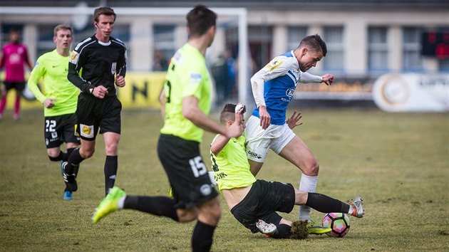 Momentka z pohrovho duelu Tborsko vs. Liberec (ve lutm).