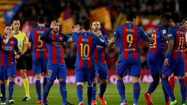 Gólová radost barcelonských fotbalistů v utkání s Gijonem.