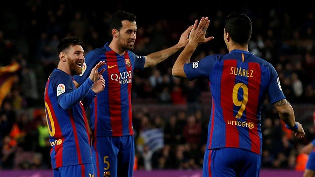 Fotbalisté Barcelony slaví gól do sítě Gijonu. Zleva: Messi, Busquets a Suárez.