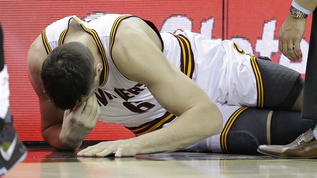 SMOLN PREMIRA. Andrew Bogut si hned v prvnm utkn za Cleveland zlomil nohu.