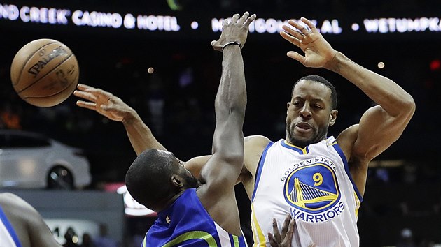 Andre Iguodala (vpravo) z Golden State a Tim Hardaway Jr.z Atlanty.