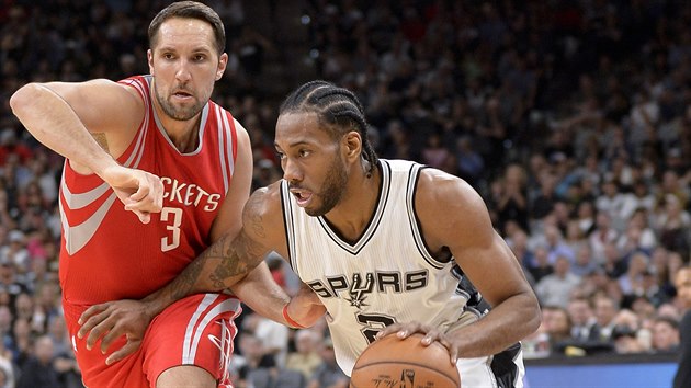 Kawhi Leonard (vpravo) za San Antonia utk Ryanovi Andersonovi z Houstonu.