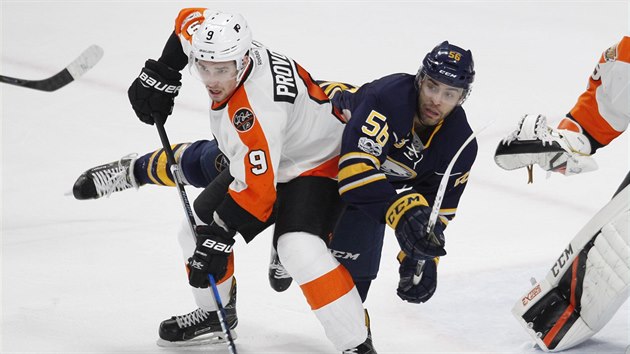 Srazili se Justin Bailey (vpravo) z Buffala a Ivan Provorov z Philadelphie.