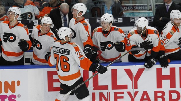 Chris VandeVelde z Philadelphie se dl o radost ze vstelenho glu se spoluhri.