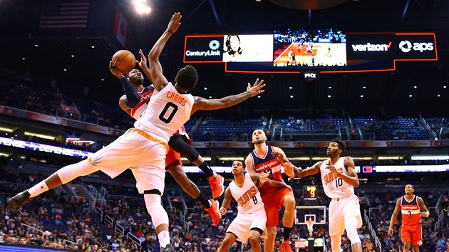 John Wall z Washingtonu stl, brn ho Marquese Chriss z Phoenixu.