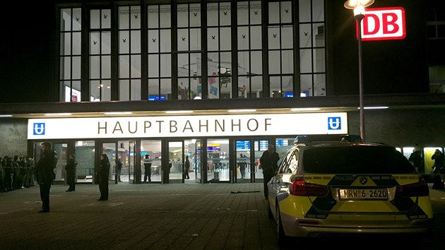 Policie zasahuje na ndra v zpadonmeckm Dsseldorfu, kde tonk zranil sekerou nkolik lid (9. bezna 2017)