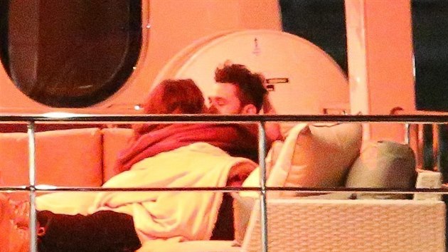 Selena Gomezov a jej partner The Weeknd na jacht, kde je vyfotili paparazzi fotografov (2017)