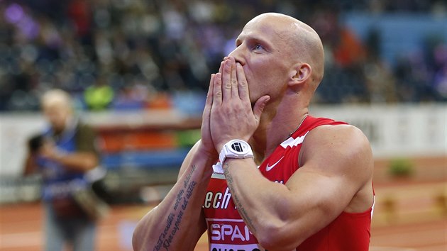 Překážkář Petr Svoboda netrpělivě očekává výsledek cílové fotografie po finále na 60 metrů překážek na HME v Bělehradě.