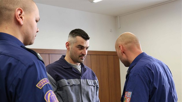 Dvaatřicetiletý Jakub Šámal dostal od soudu čtyřletý trest. Pod vlivem drog řídil dodávku s uprchlíky a havaroval.