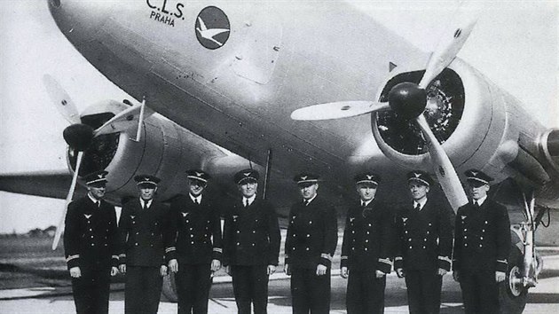 U ČLS přišel Václav Korda (čtvrtý zleva) do styku i s nejmodernějšími dopravními stroji té doby: Douglasy DC-2 a DC-3.
