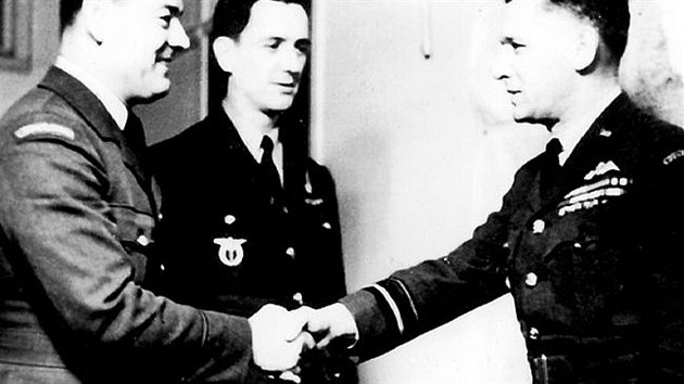 Generál Karel Janoušek (vpravo) blahopřeje v Londýně Václavu Kordovi (vlevo) a Antonínu Liškovi (uprostřed) k prvnímu přeletu Atlantiku čistě československou posádkou u Ferry Command (zajišťovalo přesun nových amerických letadel vzdušnou cestou z Kanady do Velké Británie).
