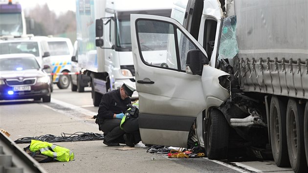 Na 124,5 kilometru dlnice D1 ve smru na Prahu narazil idi dodvky do kamionu. Pi nehod zemel.