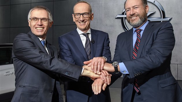 Zleva: Carlos Tavares, předseda představenstva PSA Peugeot Citroen, Karl-Thomas Neumann, šéf Opel Group a president General Motors Dan Ammann na autosalonu v Ženevě.
