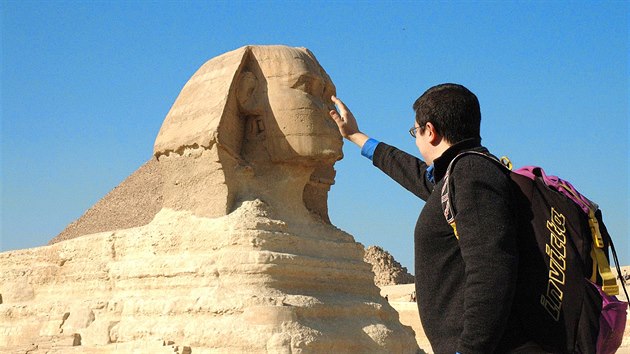 Na ulomen nos egyptsk sfingy si mus hnout kad podn turista.