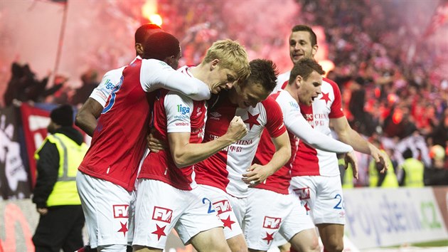 JEDIN GL VE LGRU. Fotbalist Slavie se raduj z trefy Michala Frydrycha, kter rozhodl duel s Plzn v 88. minut.