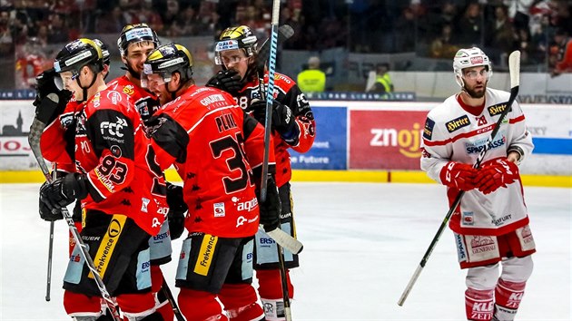 Znojemští hokejisté oslavují vstřelený gól v play-off ligy EBEL proti Klagenfurtu.