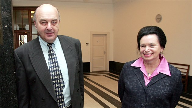 Bval ministr financ Ivo Svoboda a jeho poradkyn Barbora Snopkov u Vrchnho soudu v Praze. (1. nora 2005)
