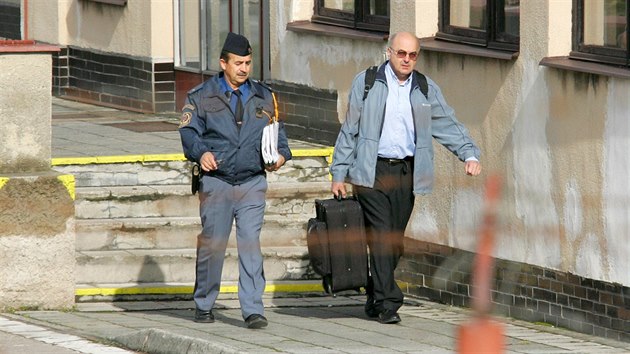 Bval ministr financ Ivo Svoboda opout budovu vznice Odolov na Trutnovsku. (23. jna 2008)