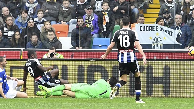 Duvn Zapata stl gl branki Juventusu Gianluigimu Buffonovi, kterho prostelil z ostrho hlu.