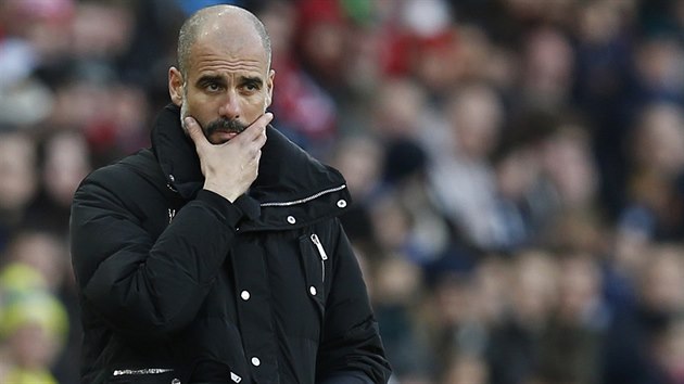 Trenr Pep Guardiola sleduje duel Manchesteru City na hiti Sunderlandu.