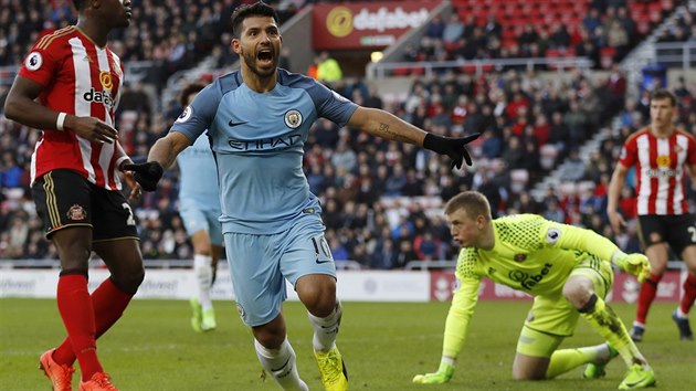 tonk Sergio Agero oslavuje vstelenou branku na hiti Sunderlandu.