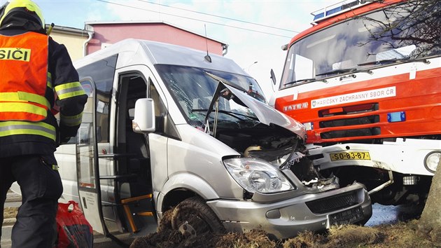 Nehoda hasisk cisterny a mikrobusu v Marinskch lznch (1. bezna 2017).