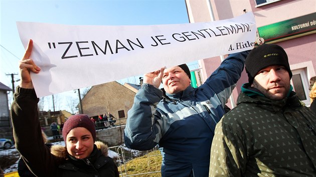 V Sokolov pivtalo prezidenta Zemana zhruba dvacet aktivist se svou akc Cirkus Zeman (2. bezna 2017).