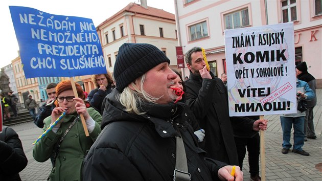 V Sokolov pivtalo prezidenta Zemana zhruba dvacet aktivist se svou akc Cirkus Zeman (2. bezna 2017).