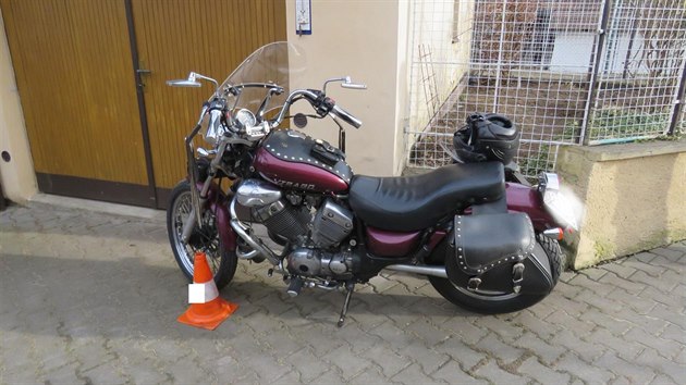 Motorkka havarovala se strojem Yamaha XV Virago v obci Chocholat Lhota na Prachaticku.