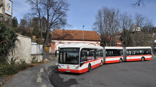 Tlnkov, 25 metr dlouh autobus Van Hool u zoologick zahrady v Troji.