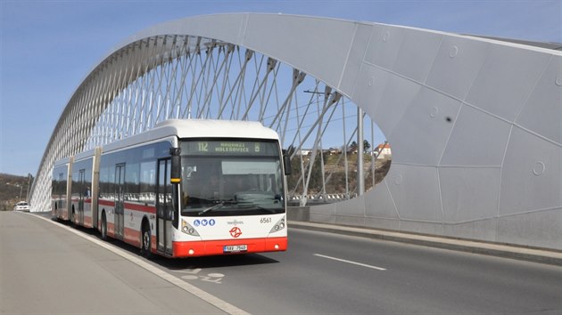 Tříčlánkový, 25 metrů dlouhý autobus Van Hool na Trojském mostě.