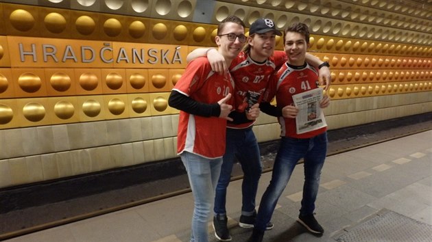 Florbalisté Tatranu Střešovice rozdávali deník Metro, v němž se psalo o jejich klubu.
