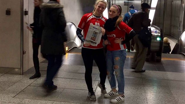 Florbalistky Tatranu Střešovice rozdávaly deník Metro, v němž se psalo o jejich klubu.