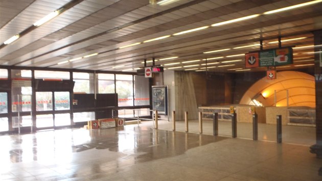 Stanice metra Jinonice je uzavena poprv od uveden do provozu v roce 1988.